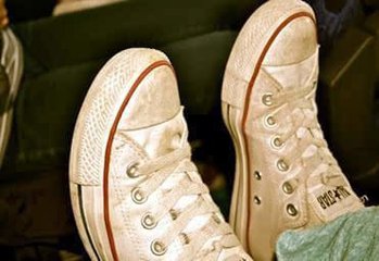 鞋子发黄怎么变白网鞋,网面运动鞋发黄怎么变白的小妙招