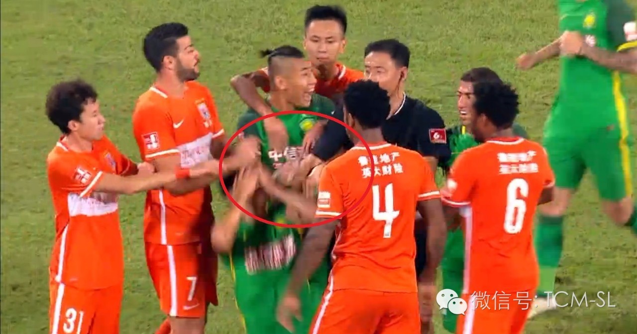 主裁判怎么和球员沟通,球员冲突裁判为什么不会阻止