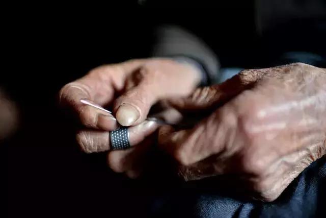 老房子里收藏有100万颗纽及巧手妈妈家族三代人缝缝补补的故事