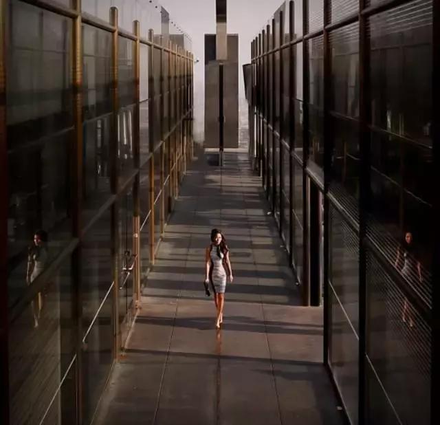 她颜值普通，又矮又穷，但奢侈大牌抢着送她包！