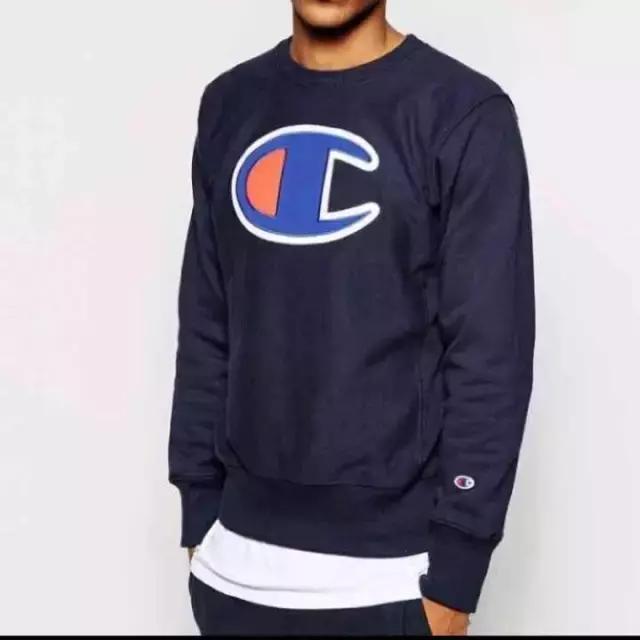 穿了一件特别新的卫衣,穿了一件很喜欢的卫衣