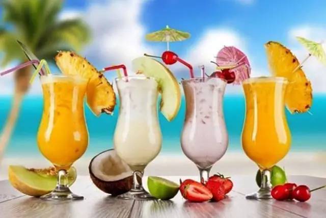 鸡尾酒杯大小型号怎么选,鸡尾酒杯子怎么拿