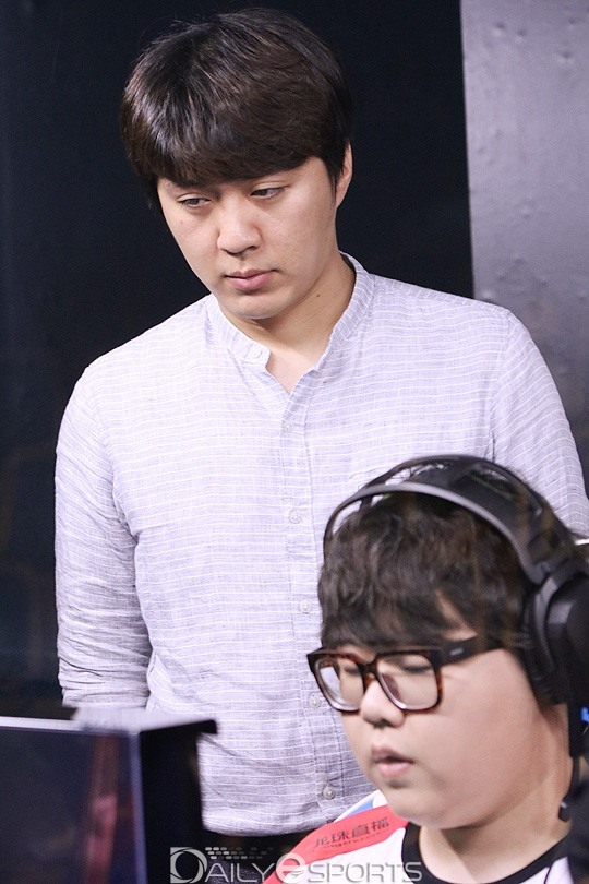 skt下路双人对uzi的评价,skt对线巅峰uzi对内语音