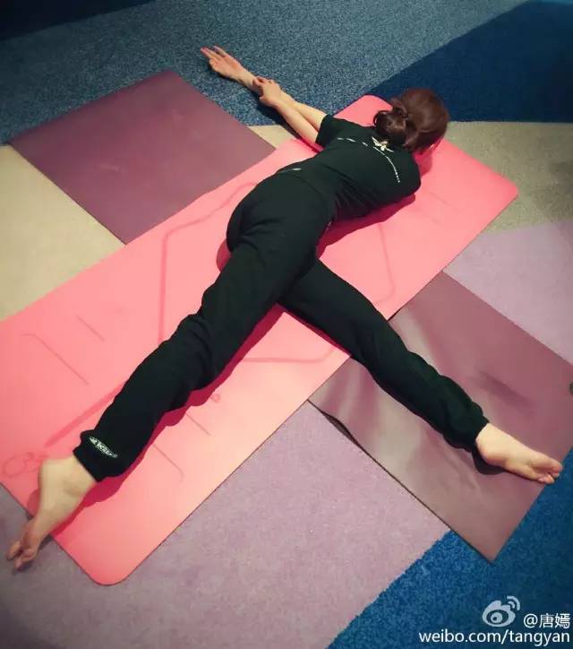 这些女星的身体怎么这么柔软？唐嫣竟然把脑袋、身子、双腿折出一个方形！