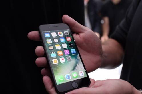 天了噜金山一女子新买了一部iPhone7后，竟然发现......