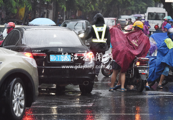 车水马龙中“眼观六路”