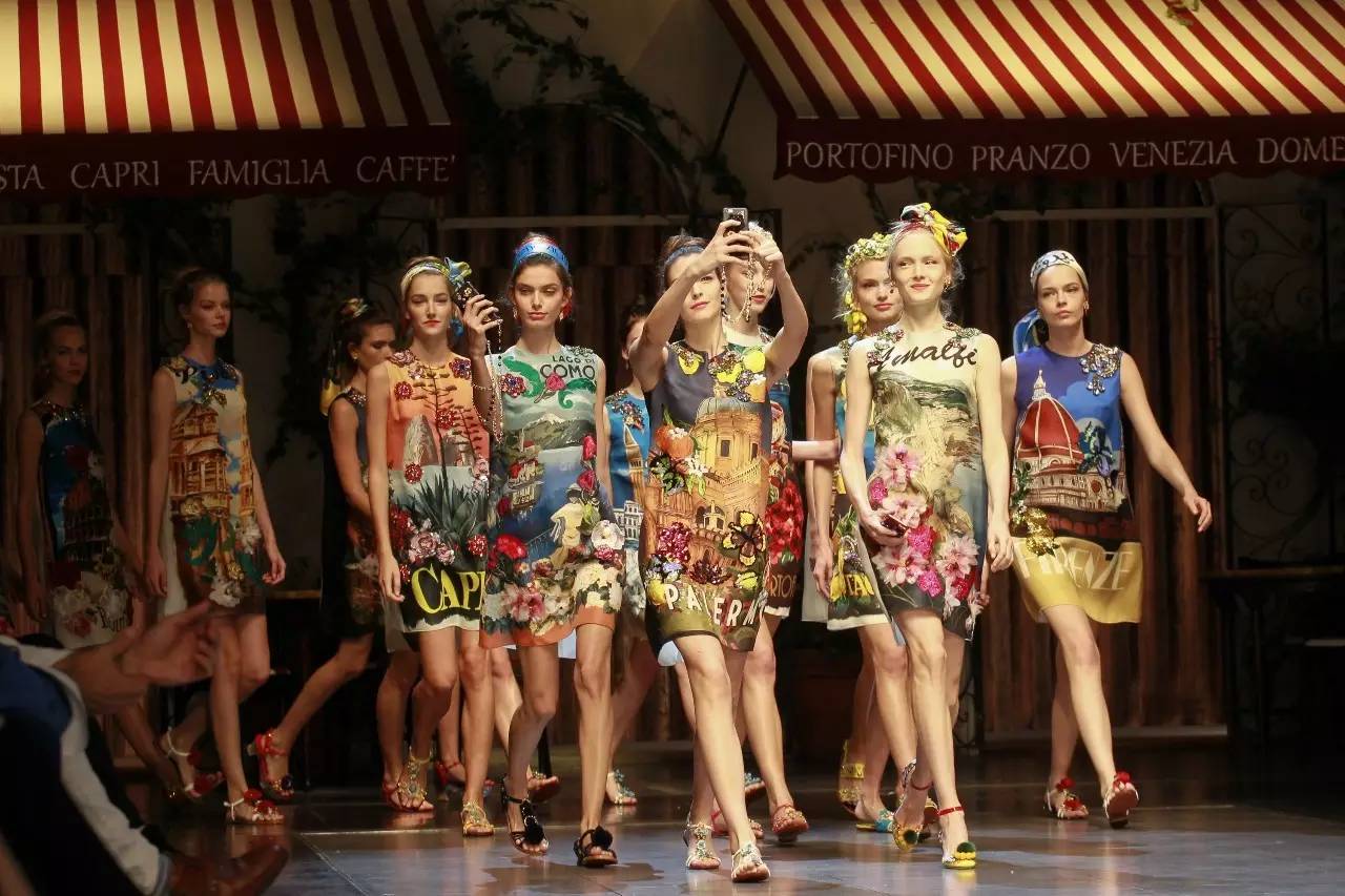 自从我买了粗肩带的包，我男朋友居然特别乐意给我背包了！