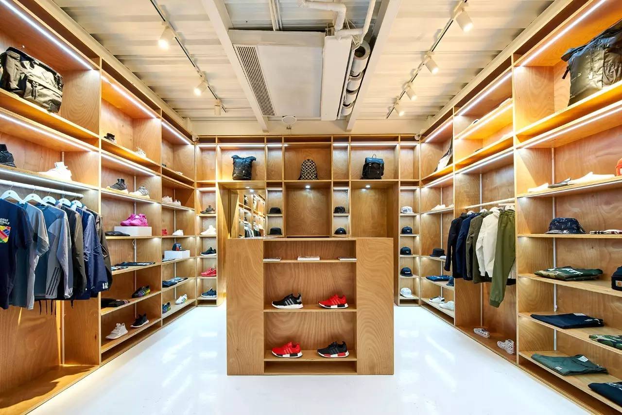 我们在上海拍下了15位潮流工作者，还给你介绍20间最新最好玩的潮店！