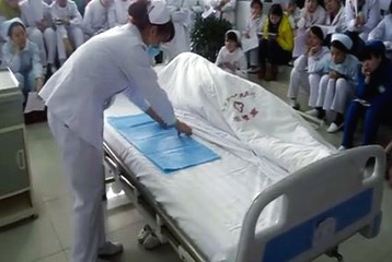 鍗у簥鑰佷汉鎵撻蓟楗插繀椤诲钩韬哄悧,鍗у簥鑰佷汉鏅氫笂鐫¤澶氫箙蹇呴』缈昏韩