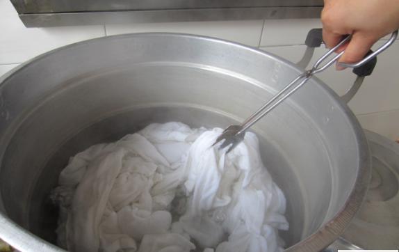 公公用错了婆婆的毛巾，婆婆竟然用水泡了一整夜才敢用