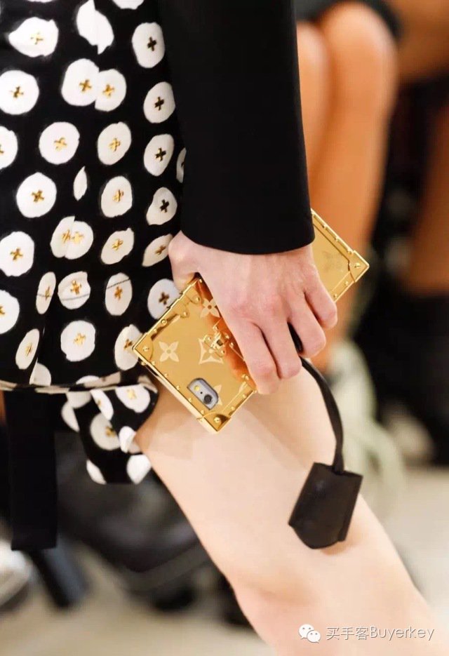 手拿包女推荐真皮徽章款,新款女士手拿包百搭大容量