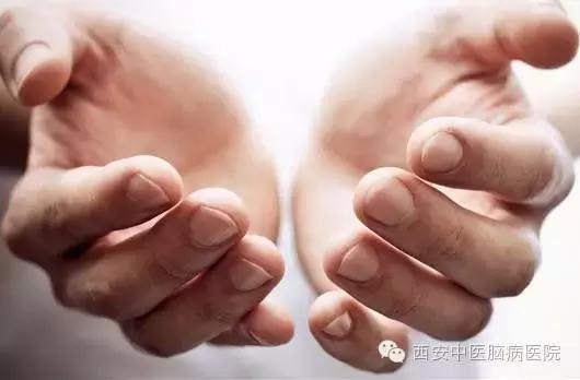 老人手抖怎么办教你一招就不抖了,老人手抖无法进食有什么辅助工具