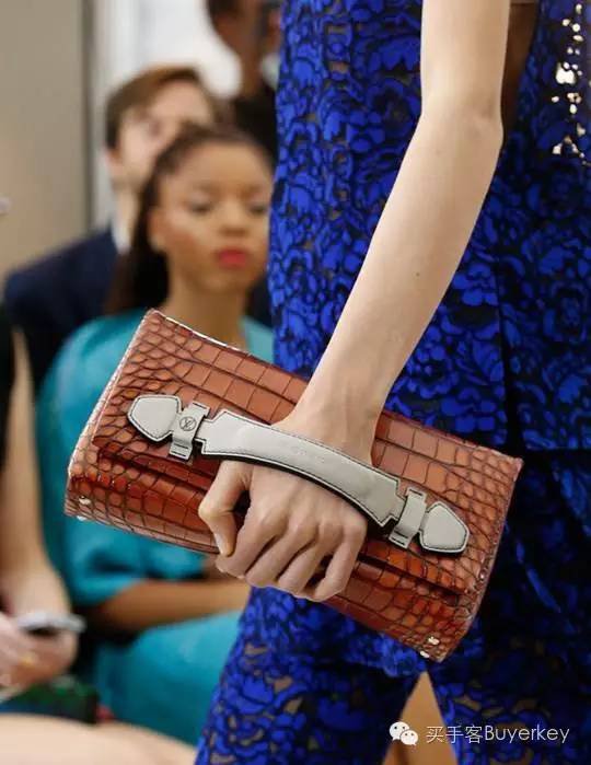 手拿包女推荐真皮徽章款,新款女士手拿包百搭大容量