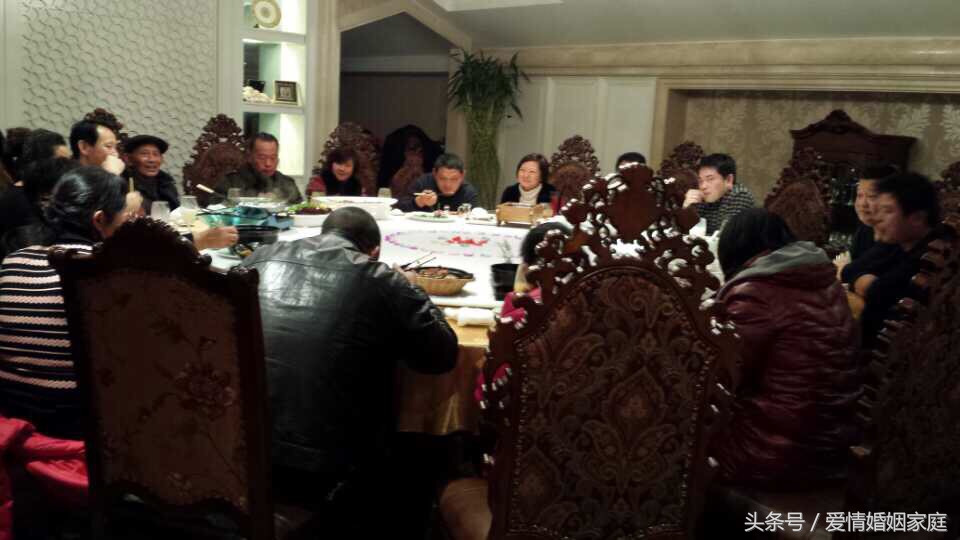 朋友来暖房席间俩小孩从屋里抖出一样东西,羞得我和老公无地自容