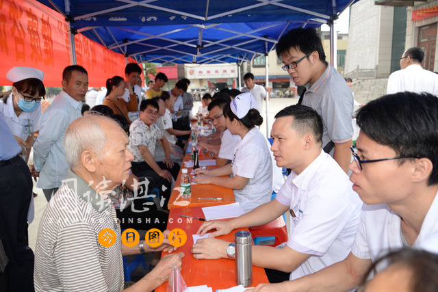 专家来到医院展开义诊,专家来县开展义诊