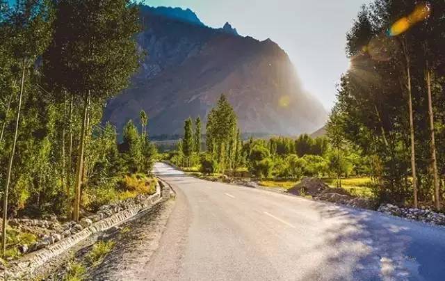 看头条后天就能从克拉玛依坐火车到喀什啦！