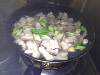 东北杀猪菜里面都有什么,东北炖杀猪菜的家常做法