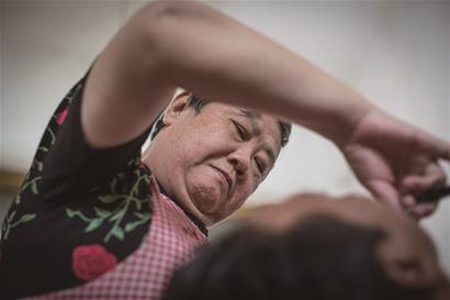 剃头匠“胖嬷嬷”带着老手艺坚持45年！