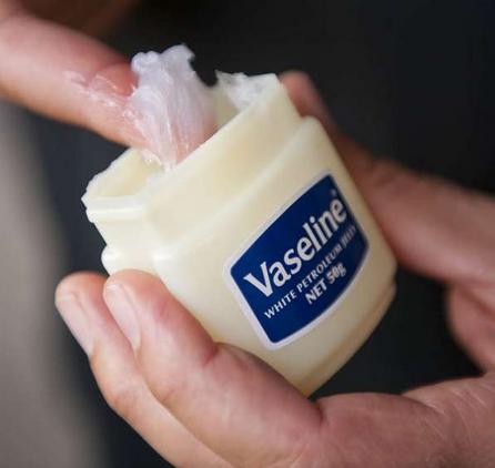 7个几乎没人知道的凡士林神奇功用，对女生来说真是实用到不行