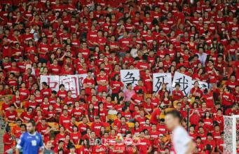 高调的足球三冠,低调的篮球