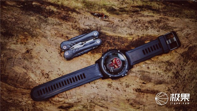 这盒子还没手掌大，里面的工具却比工具箱还全，野外保命全靠它