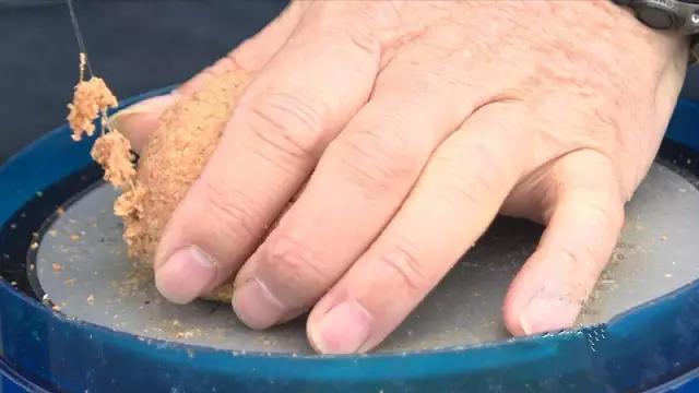 钓鱼搓饵和拉饵有啥区别,冬天钓鱼拉饵和搓饵哪个好