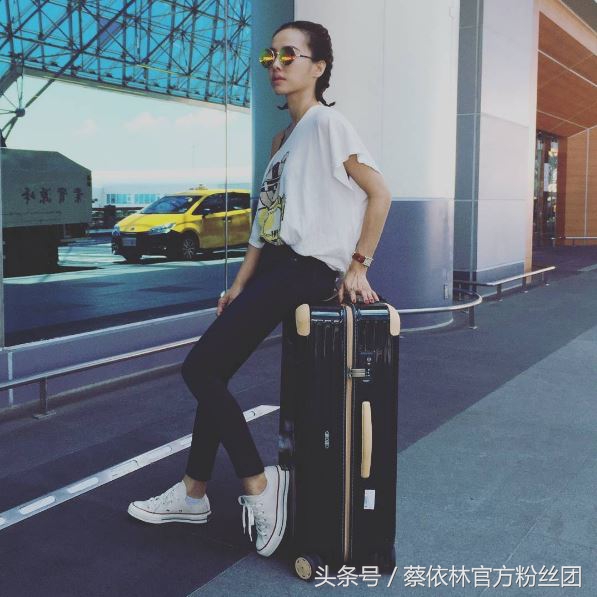 蔡依林红色丝绒运动鞋,蔡依林潮鞋