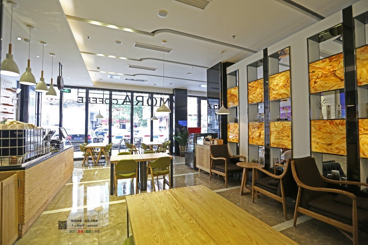 这一家酒店有门童，叫“白手套”。