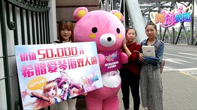 百货大楼女主播巨幕直播送礼引起大量群众围观