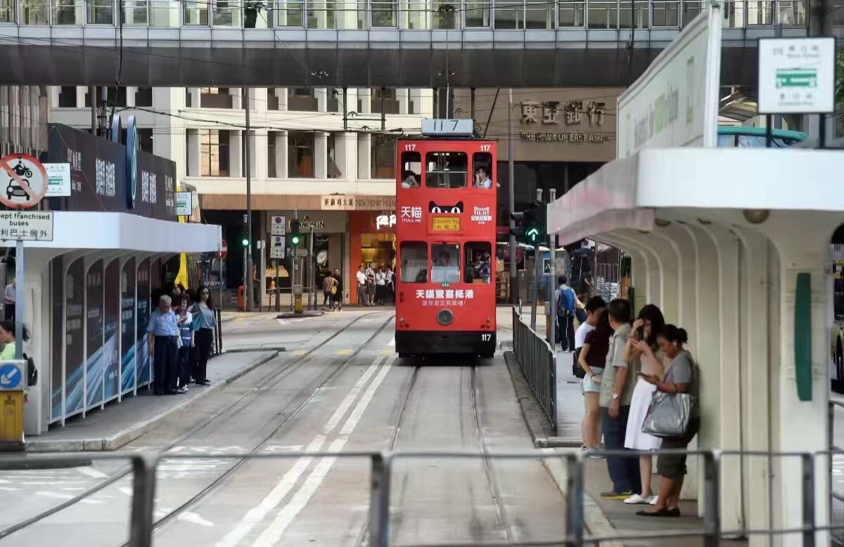 他是中国最“矛盾”的城市，他是香港。