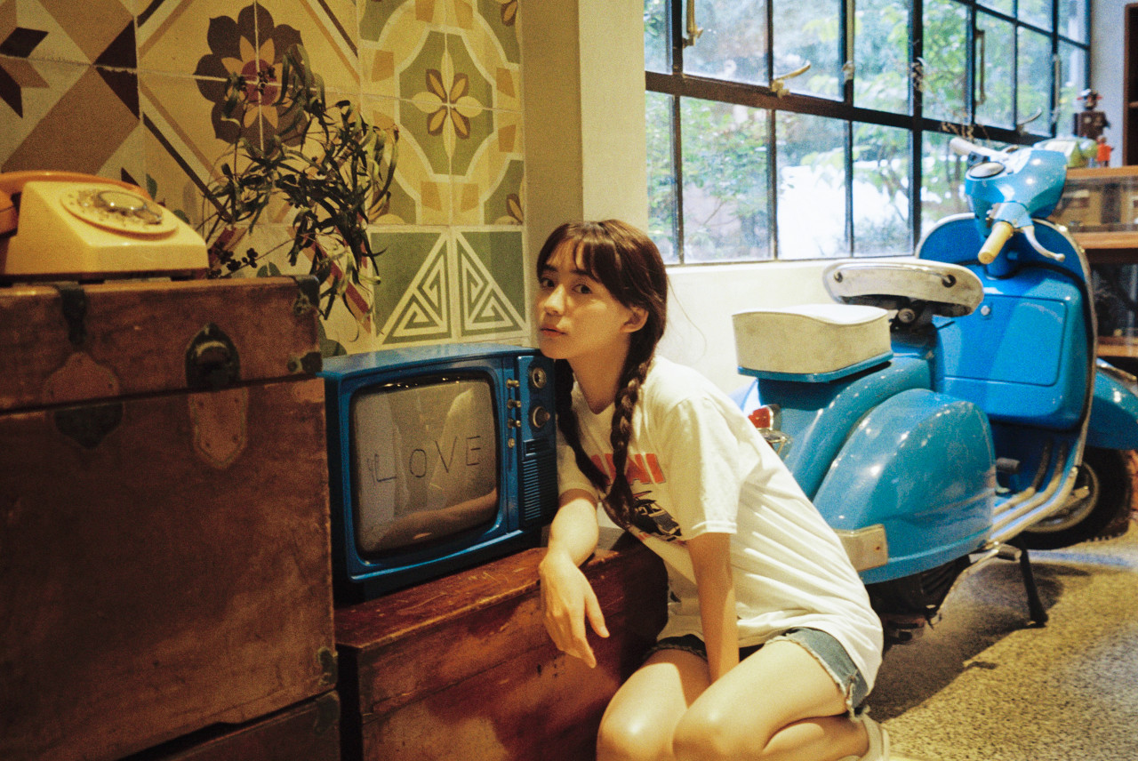 小说：美女老板请18岁小伙泡温泉，小伙被她强吻，整个人都懵了