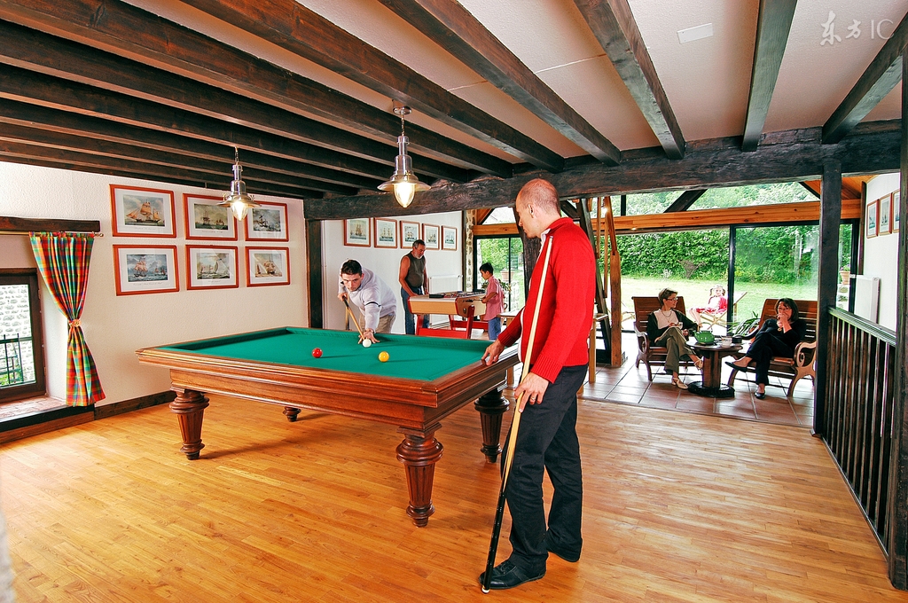 小说：足球比赛比分持平，眼看就要加时，他直接中场抢断攻入禁区