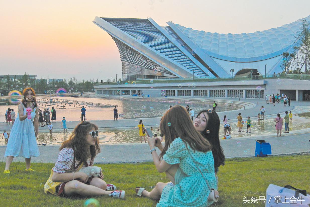 凤凰山凤凰展翅,成都凤凰山音乐公园效果图