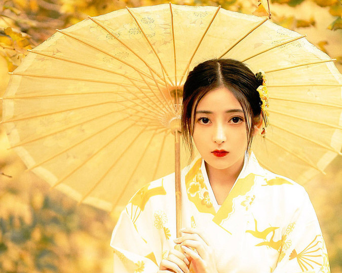 小说：礼官在宣读赏赐，她倒只顾着偷瞅他，媚眼如丝，俏皮灵动