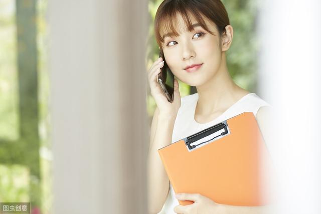 小说：美女秘书对新人小伙太殷勤，众同事不理解，她笑众人没眼光