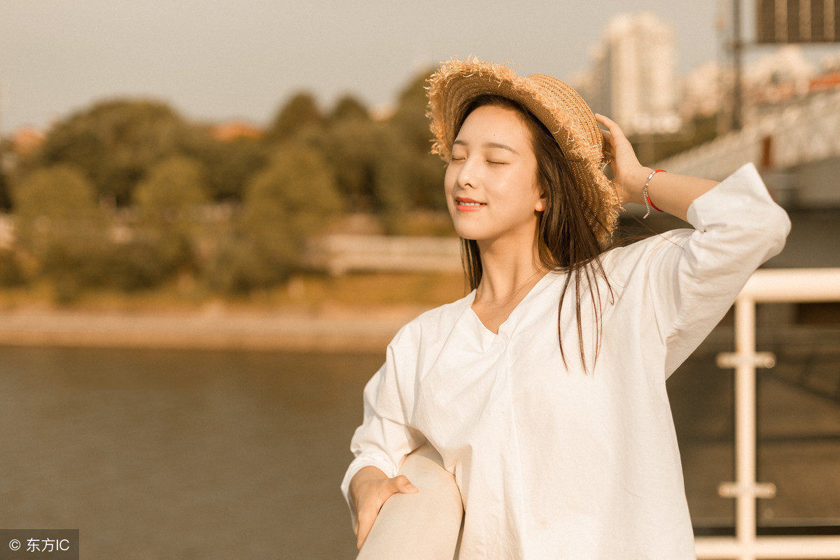 小说：重生回到70年，他展开商业思维，创造出T台走秀吸引眼球