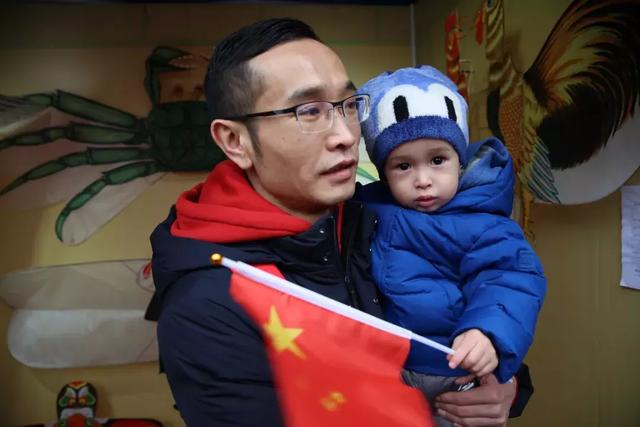 哈萨克斯坦美女爱上中国小伙，在恋爱中抓住跨国商机，他们赚大了