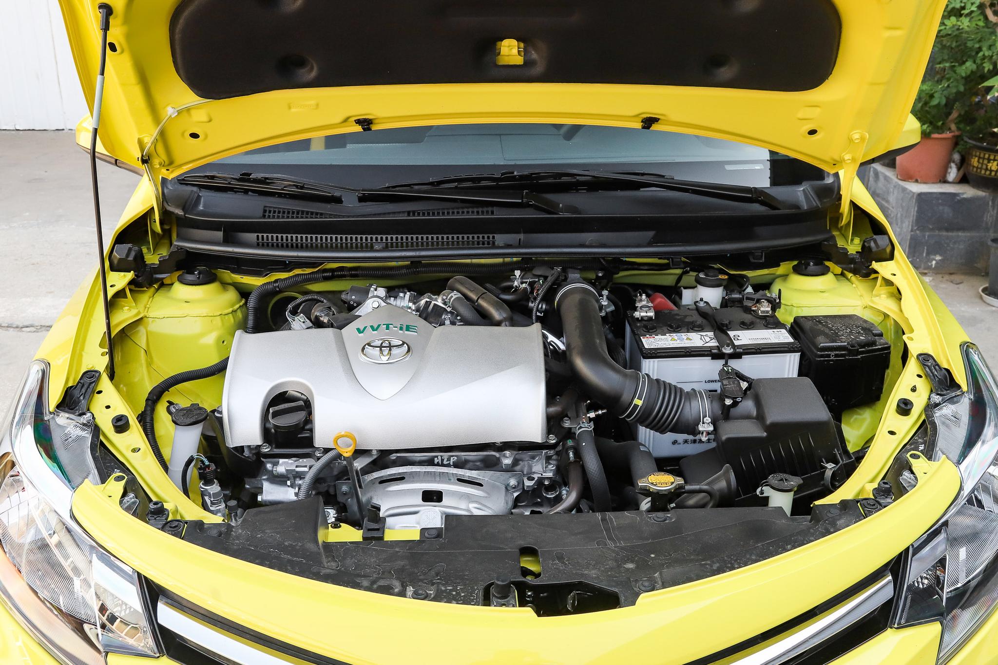 售7.18万元起，油耗低至5L，遮风挡雨又实用，带你看丰田威驰FS