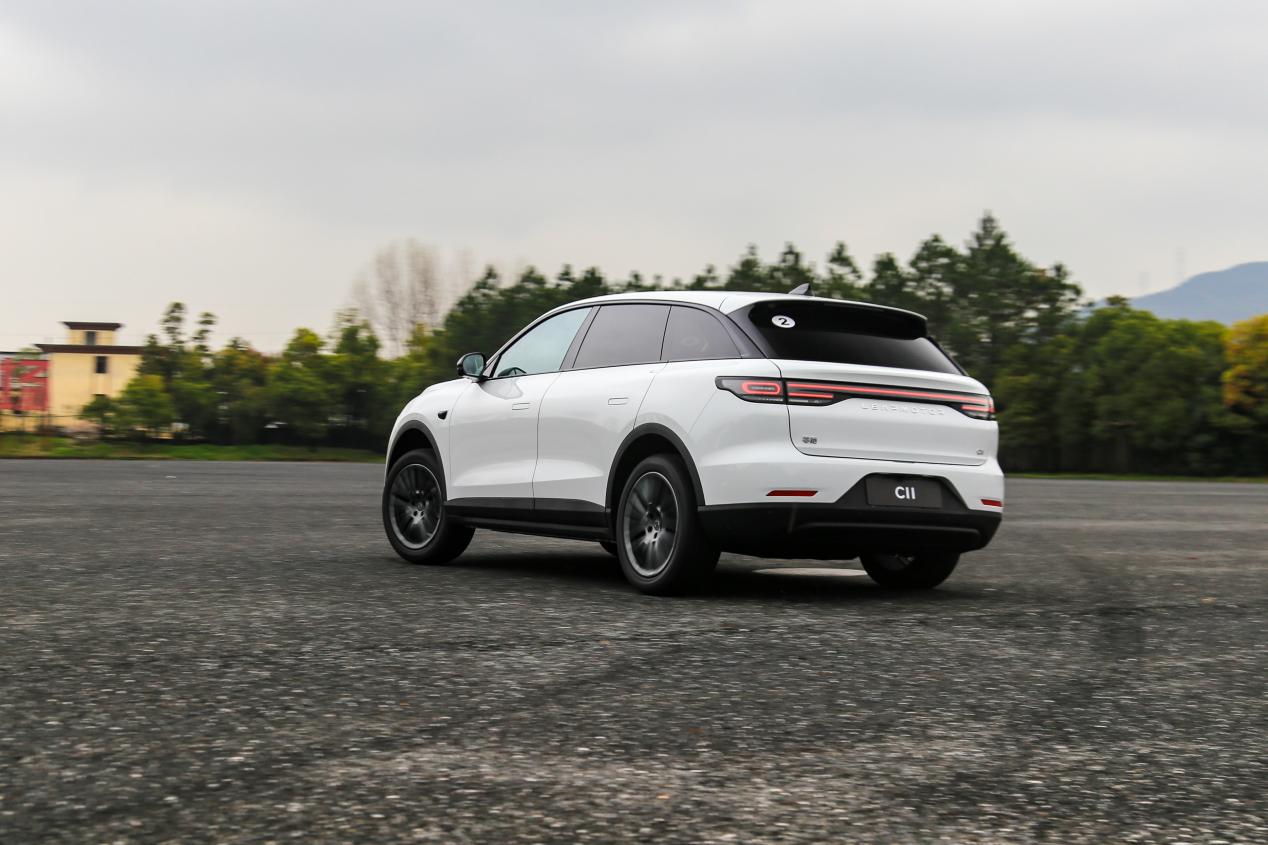 2023入门版c01和c11哪个值得买,零跑c01最新款试驾