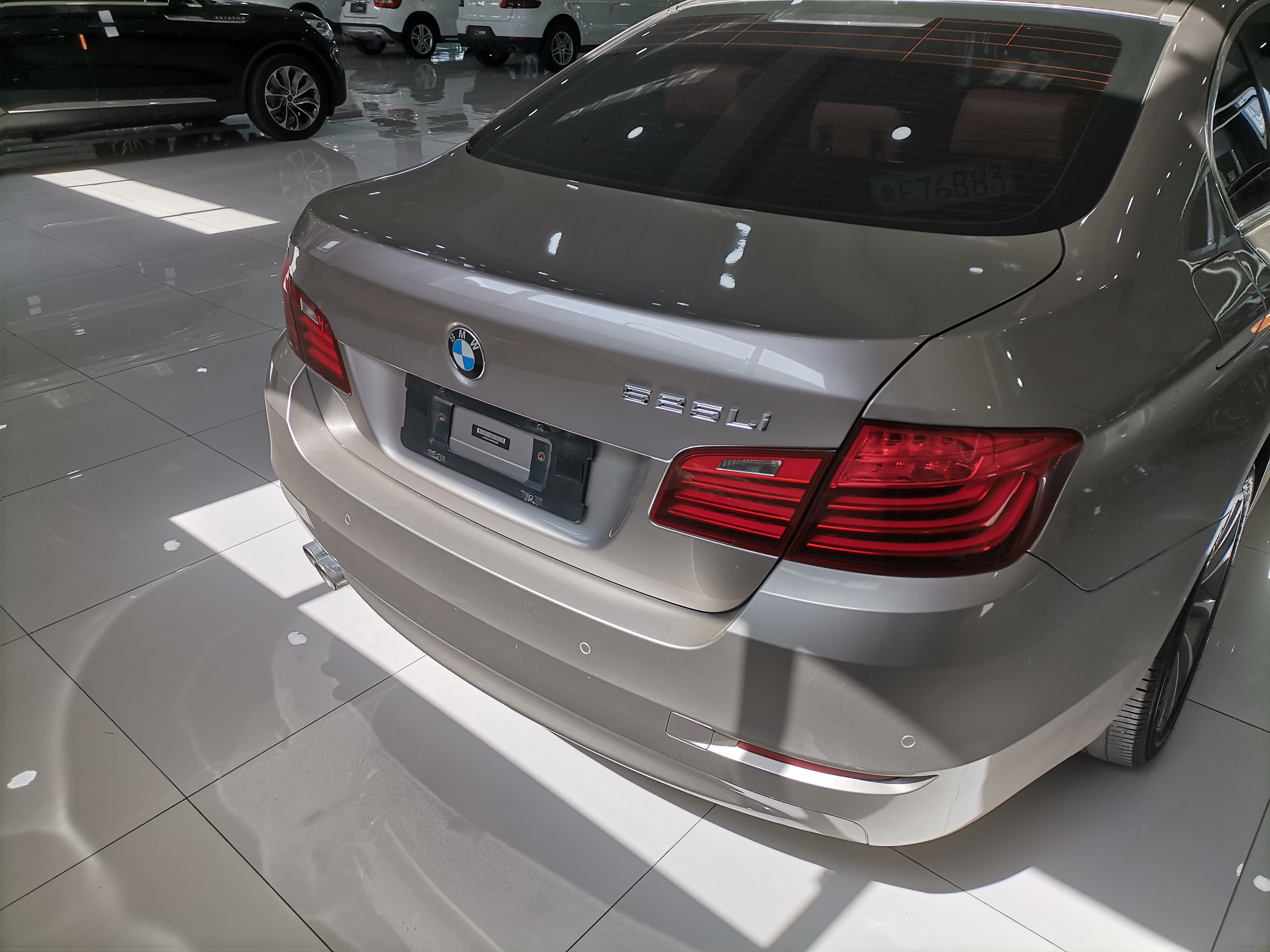 蓝天白云宝马218是啥档次,17款宝马525豪华设计和领先的区别