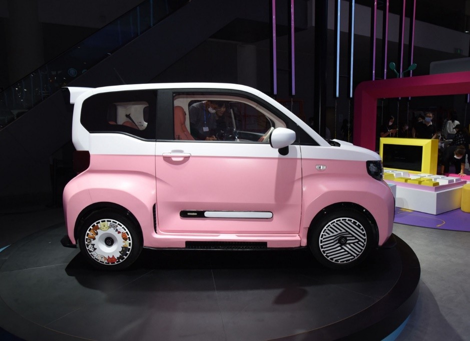 宏光mini和qq冰淇淋哪款值得入手,奇瑞2.99万的qq冰淇淋续航实测