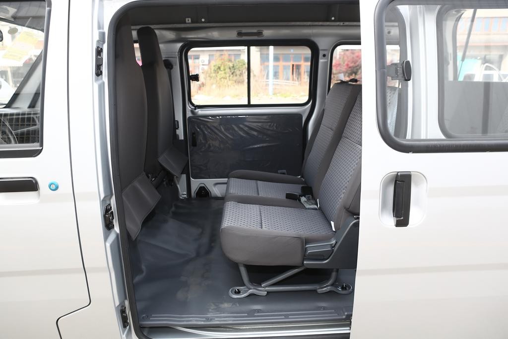 体验2019款五菱之光实用型，配1.2L动力，空间不错，价格很实惠