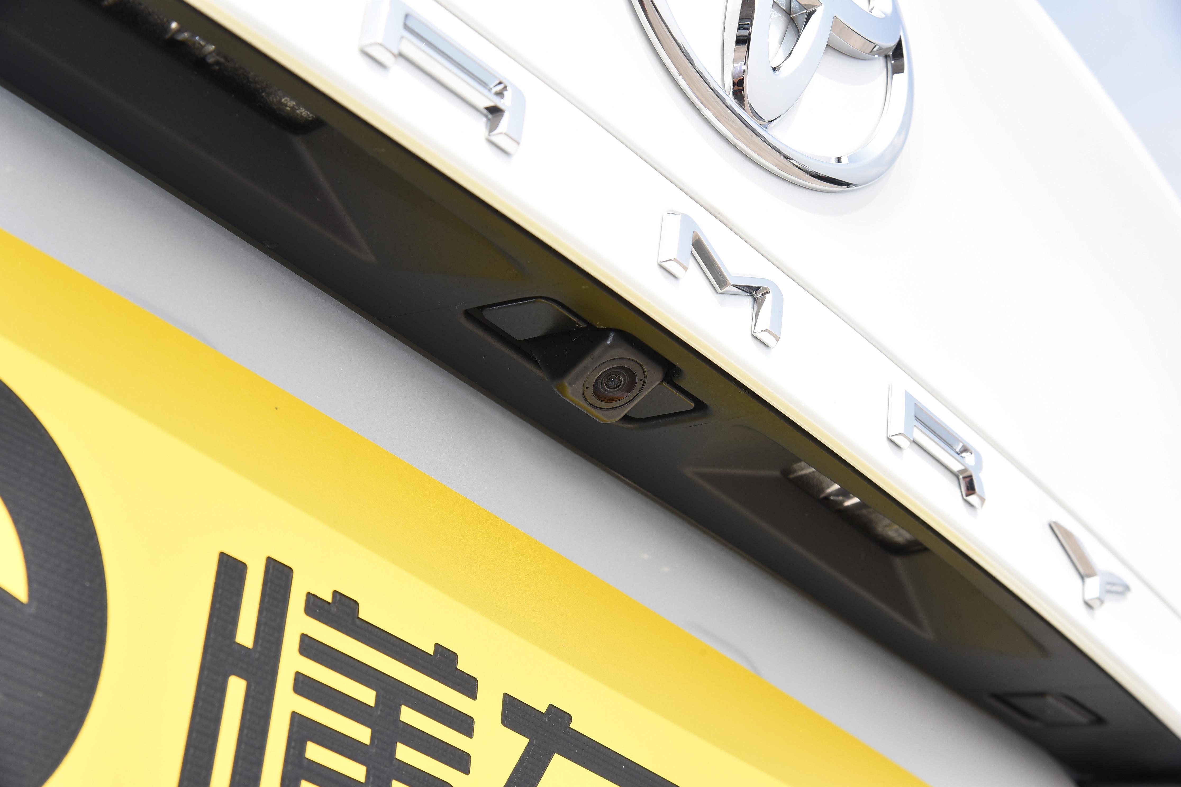 八代凯美瑞:颜值高提速稳!配2.0L自吸引擎,关键适合年轻人