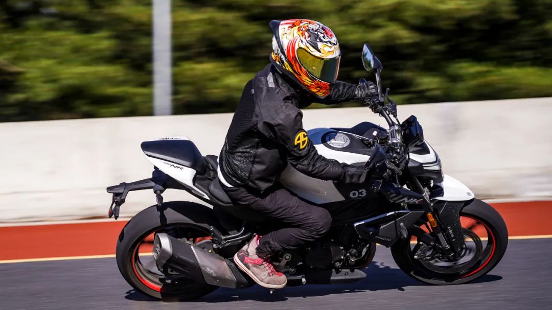 3万以内春风450的摩托车,春风450nk和cb400f哪个好骑