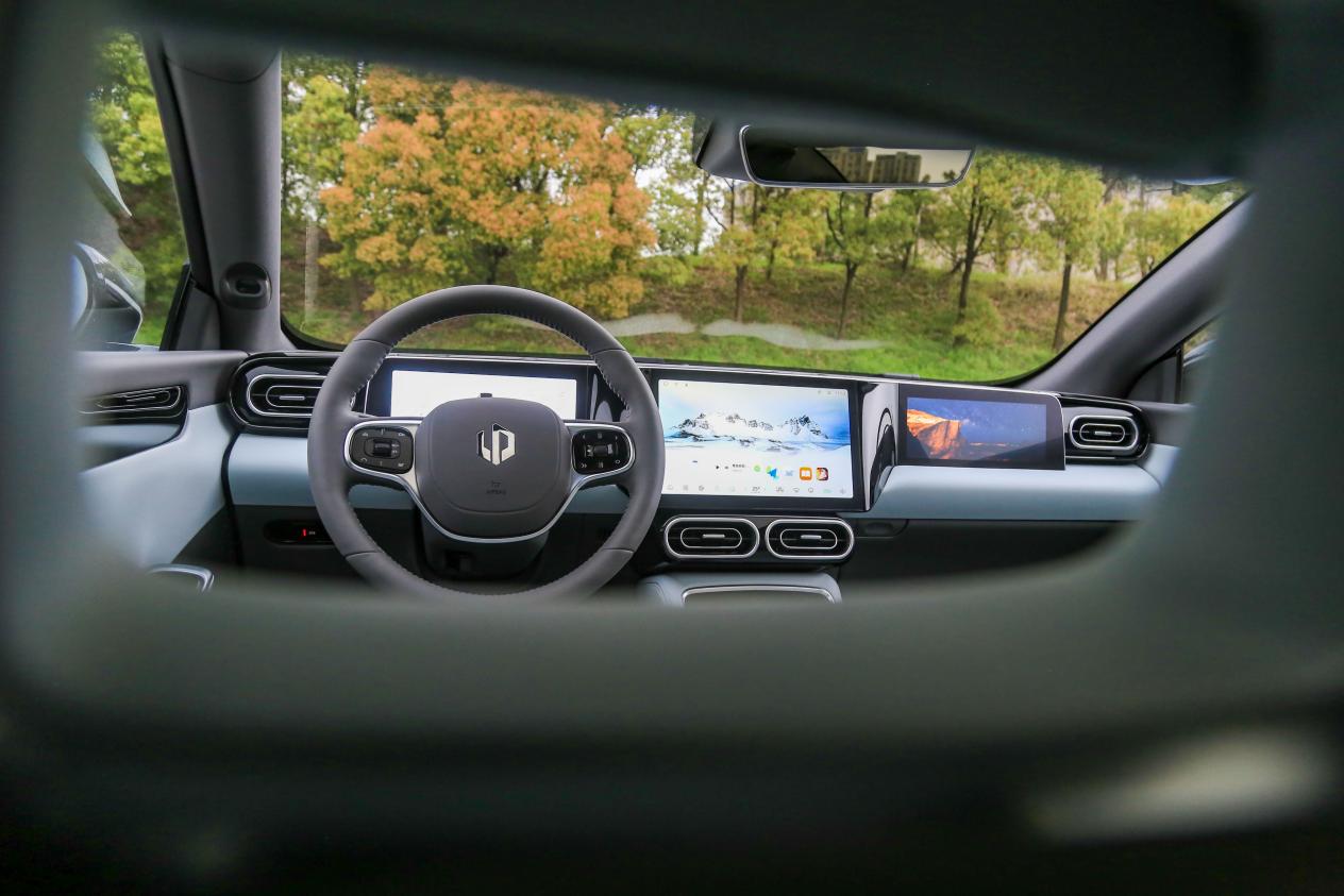 2023入门版c01和c11哪个值得买,零跑c01最新款试驾