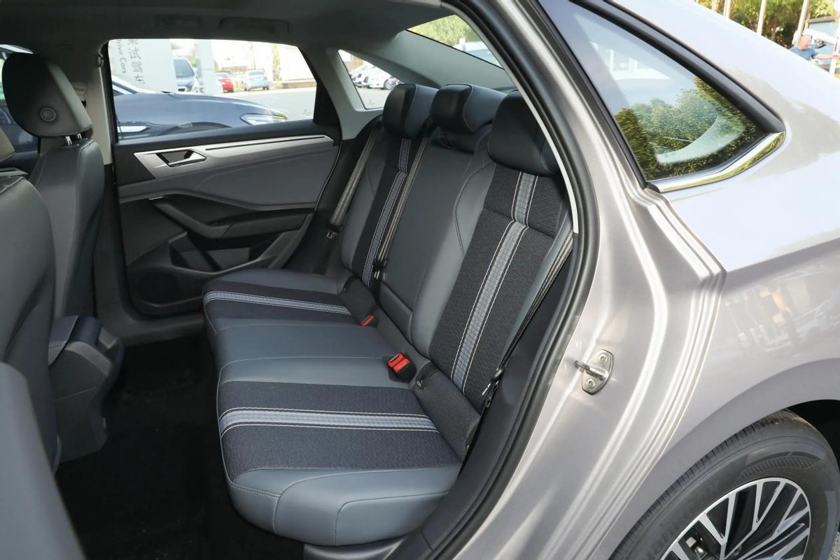 东风标致新408和速腾对比,速腾1.5和408哪个值得入手