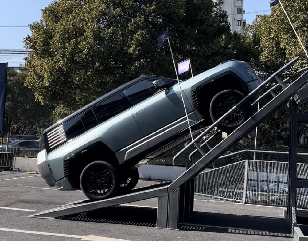 仰望首家中心店沪上开业以共建打造中国高端汽车全新体验