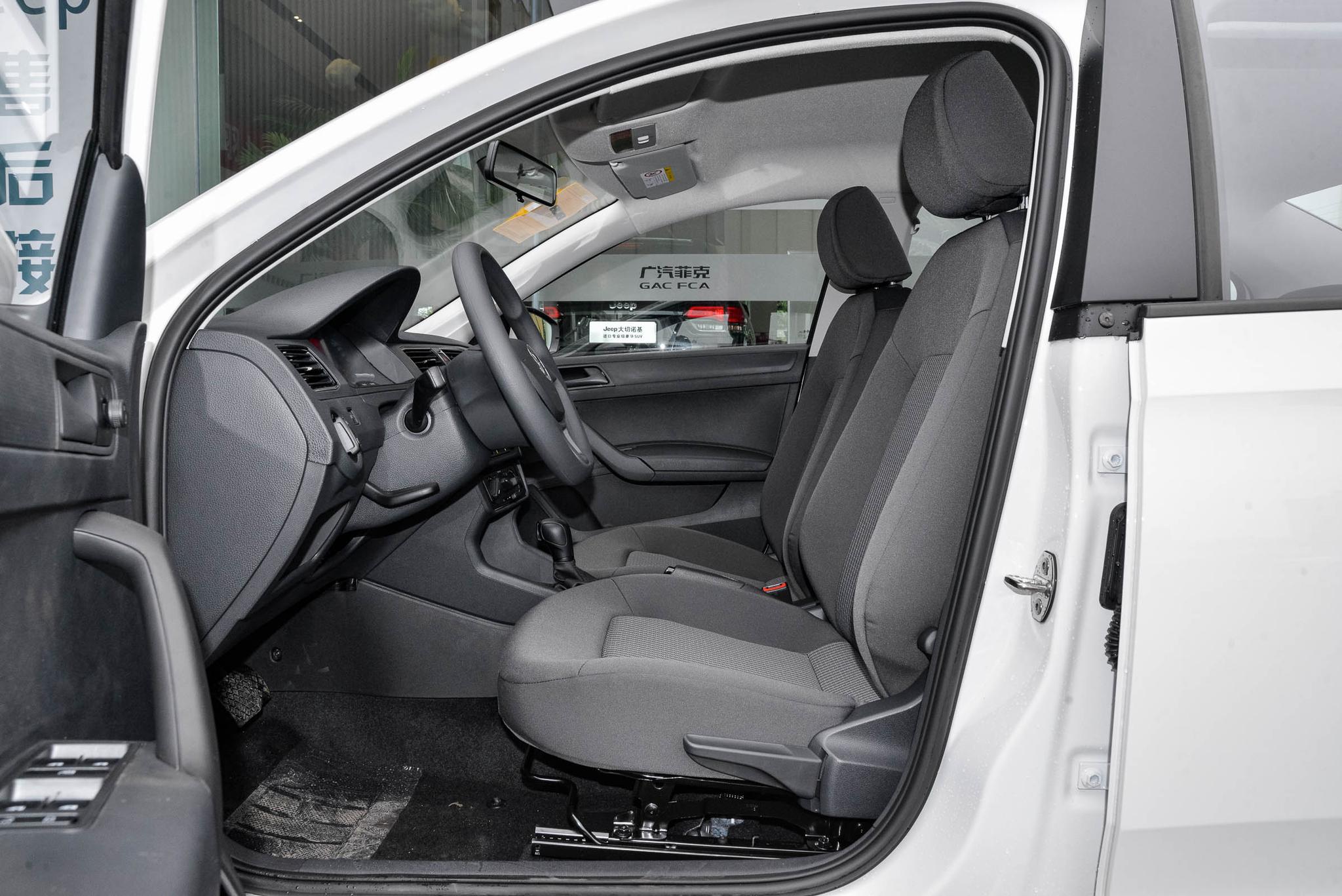 想买皮实耐用的轿车，看看大众桑塔纳，1.5L配6AT，省油又省心