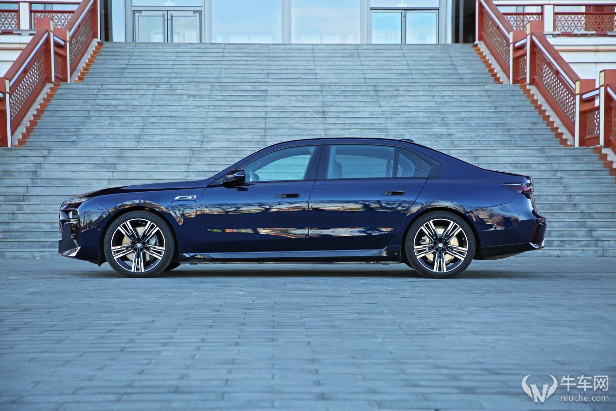 强者的自我颠覆试驾宝马i7xDrive60L