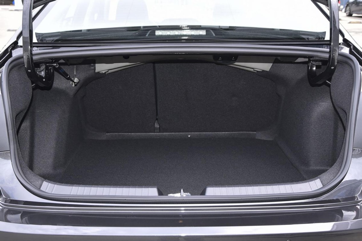 大众速腾280tsi超越版驾驶,大众速腾280tsidsg卓越版